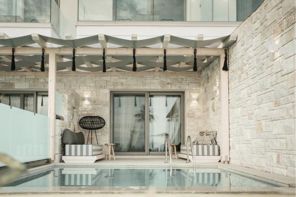 Relax and let the view of the vast blue created by the clear waters of the pool with the crystal clear waters of the sea