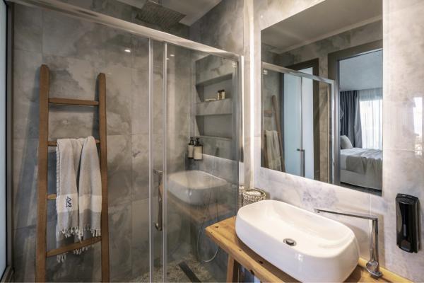 A private bathroom equipped with all necessary care products of the well-known NUXE company. It is designed and configured for the sole purpose of your comfortable and functional stay.