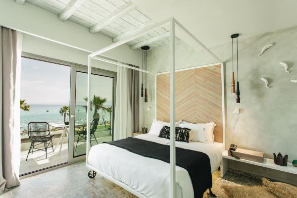The Cocomat ecobrom bed, the private bathroom with all the necessary care products of the well-known Nuxe company and all the luxurious amenities of our suites will take you to an ideal world of relaxation and enjoyment.