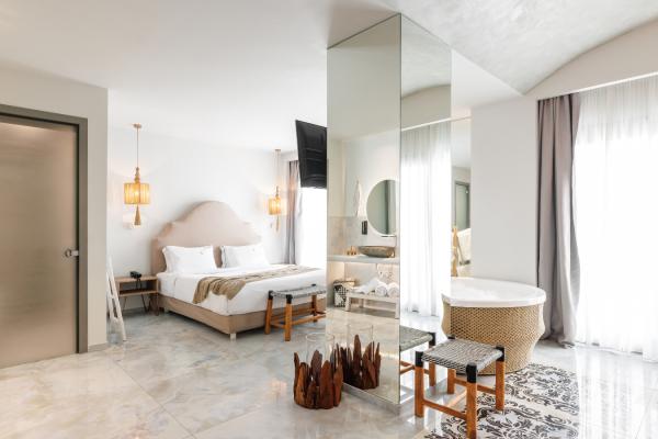 Enjoy your honeymoon experience at Indoor jacuzzi suite