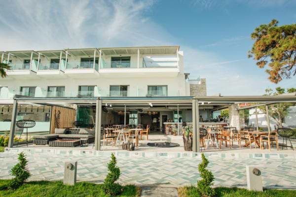 Το εστιατόριο και ο χώρος πρωινού του ξενοδοχείου.