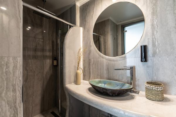 They have a downstairs bathroom and a shower in the top, both fully equipped with all the necessary care products of the well-known NUXE Company. 
