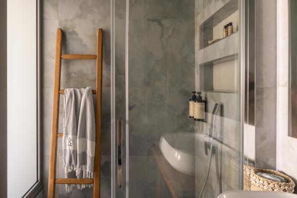 They have a downstairs bathroom and a shower in the top, both fully equipped with all the necessary care products of the well-known NUXE Company. 