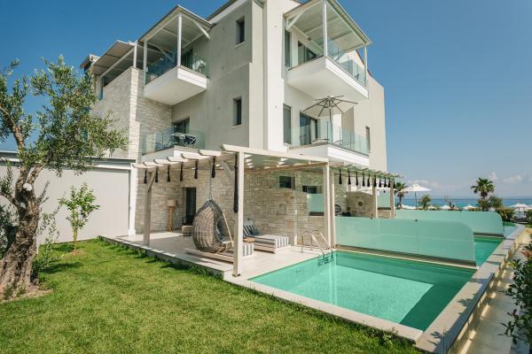 Triple suite with private pool and garden view.