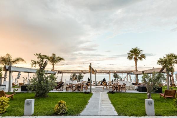 Wedding by the beach in Pefkohori